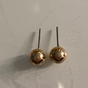 Örhänge  - Ett par guldiga pluppörhängen andvänds ej 