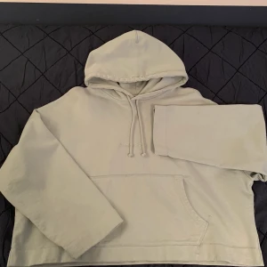 Acnetröja! - Acnetröja i en mintgrön/turkos (?) färg! Endast använd en gång! Nypris är 2100 kr men för 1000 kr är den din!! (Inklusive frakt)💗💗 Priset kan diskuteras! 