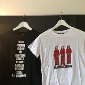 La casa de papel tröjor x2 - Två tröjor med La casa de papel tryck. Båda är i storlek S✨man kan köpa båda eller en av de för 49kr. Frakten beror på om du köper båda eller inte !