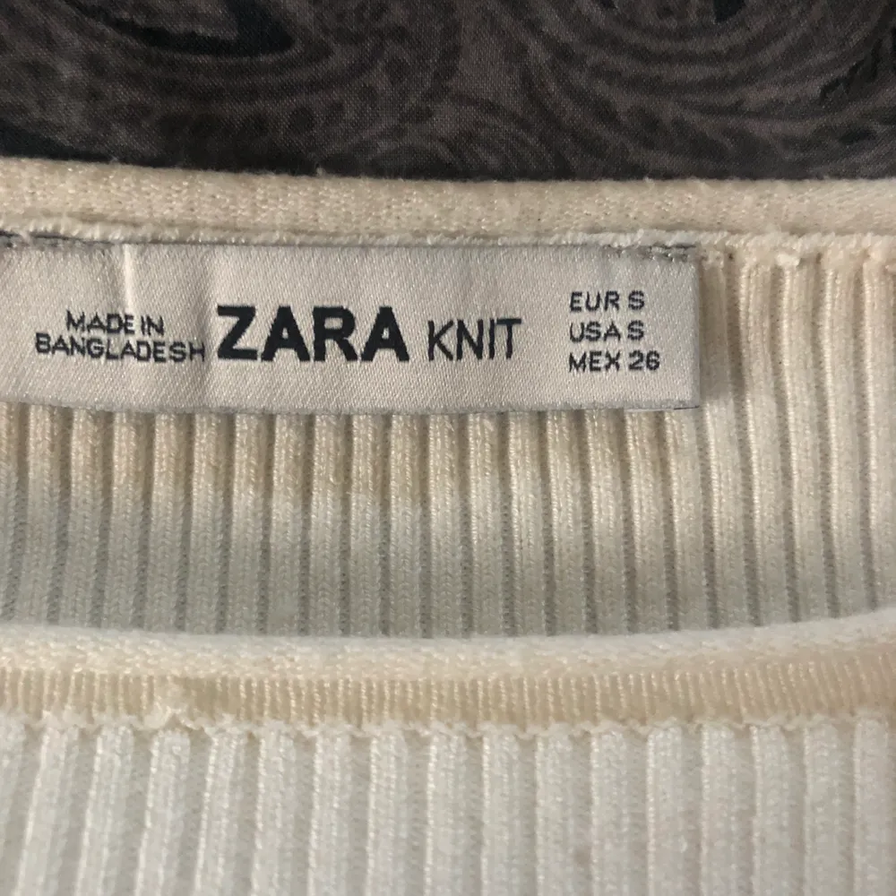Cool ribbad tröja från Zara med detaljer på ärmarna som ej kommit till användning hos mig. Väldigt bra skick, som ny.. Stickat.