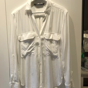 Vit skjorta  - Vit skjorta från Zara, st XS , typ aldrig använd, 80kr + frakt 🥰