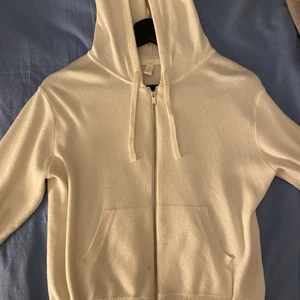 Hm zip hoodie - Säljer en populär zip holdie från hm! Väldigt fint skick och nästan aldrig andvänd