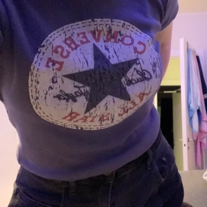 Converse t-shirt  - Shit cool blå t-shirt med converse tryck (vet dock inte om den är äkta) köpt secondhand. Jag är cirka 163cm och den sitter perfekt. På första bilden har jag vikt upp tröjan vilket jag tycker är snyggast. BUDA i kommentarerna😁 bud just nu: 80kr