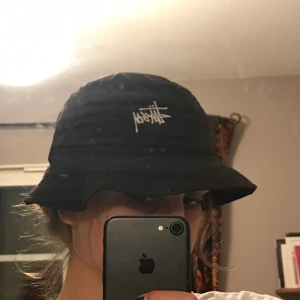 Stussy buckethat - Gullig buckethat från stussy. Den är ganska liten i passform. Använd några gånger men i gott skick! 