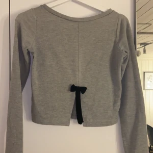Tröja  - Säljer grå tröja med rosett där bak, skriv privat för mer info!💗
