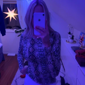 Ormskinns möster tröja!  - Säljer en ormskinns mönstrad tröja i strl 34, extremt skön i materialet! 