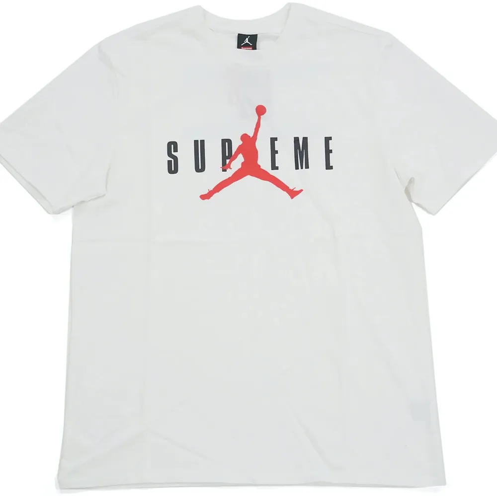 En äkta supreme Jordan t-shirt i vit. Använd 4 gånger Max i perfekt tillstånd. Priset kan diskuteras och skriv för mer bilder. Den säljs ny för 9000-10000kr. T-shirts.