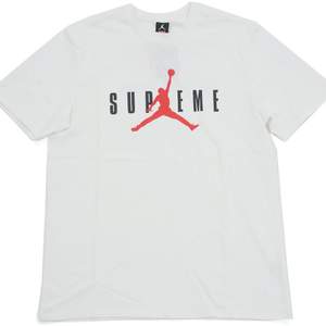 En äkta supreme Jordan t-shirt i vit. Använd 4 gånger Max i perfekt tillstånd. Priset kan diskuteras och skriv för mer bilder. Den säljs ny för 9000-10000kr