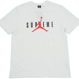 Supreme x jordan - En äkta supreme Jordan t-shirt i vit. Använd 4 gånger Max i perfekt tillstånd. Priset kan diskuteras och skriv för mer bilder. Den säljs ny för 9000-10000kr