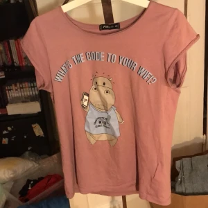 Lila tshirt - Jättegullig T-shirt från New yorker. Storlek XS. Använd men i mycket gott skick. Frakt tillkommer. 