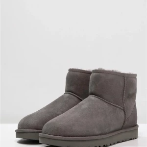 Uggs  - Jättesnygga gråa uggs köpta för 1 995 kr som endast använts förra vintern. De är äkta och i väldigt bra skick. Passar strl 35-37💕 Vid snabb affär ingår frakten i priset💞