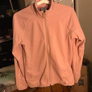 En rosa zip hoodie i storlek 36. Aldrig använd så helt i nyskick. Frakt tillkommer