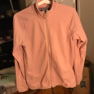 Rosa zip hoodie - En rosa zip hoodie i storlek 36. Aldrig använd så helt i nyskick. Frakt tillkommer