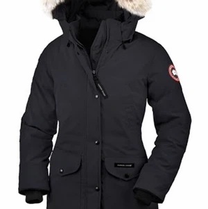 Canada Goose Trillium Parka M - Välskött trillium parka i storlek M som kan spännas på insidan. Ingen slitage och rökfri Säljer pga för stor.            KAN GÅ NER I PRIS VID SNABB AFFÄR