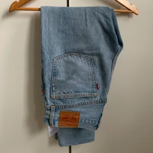 Levis Jeans 501 - Säljer mina fina Levis 501 då dem är för små på mig. Storlek W26/L30. Tvättade enstaka gånger. Uppsydda, jag är 161cm. BUD JUST NU: 350kr (budgivning avslutas imorgon 30/11  kl 13:00)