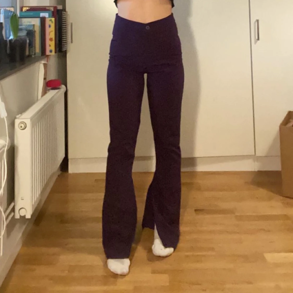 Lila kostymbyxor med slits