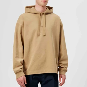  - acne studios hoodie Joghy i hårt snyggt material.  beige L nypris ca 2800   en liten fäegskiftning som är som ett knappnålshuvud i storleken inget man tänker på (se bild) annars bra skick!