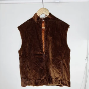 Snygg väst  - Köpt från Beyond Retro förra året men aldrig använt, tyvärr. Västen passar även de med st L samt S (om man gillar att det ska sitta lite lösare).                                    Västen har två fickor ifall det inte kom fram i bilden👌🏼                                                                       📦Frakt förekommer!