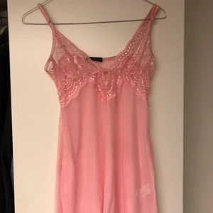 Nattlinne - Säljer mitt supergulliga nattlinne från pretty little things, helt oanvänd men prislappen hänger tyvärr inte kvar! 