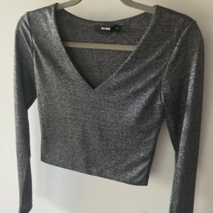 Glittrig tröja - Glittrig tröja köpt från BikBok✨ Stl XS, köparen står för frakt!!!