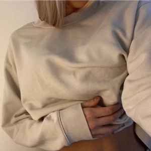 College tröja från Weekday - Oanvänd tröja från weekday i en fin beige färg. Jättemysigt material💕 Kan mötas upp, annars står köparen för frakt 