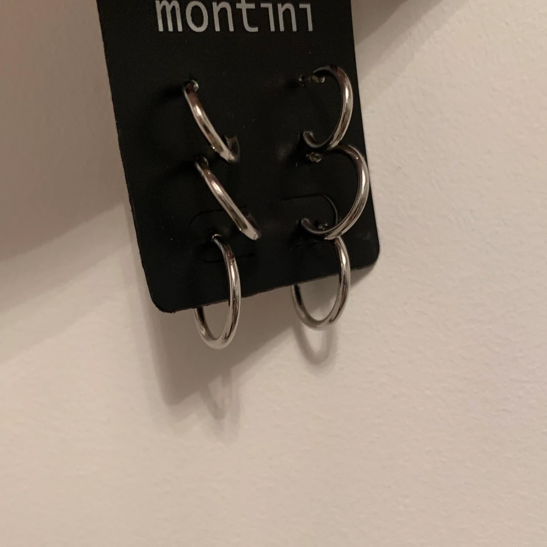 Silvriga öronhängen ringar 