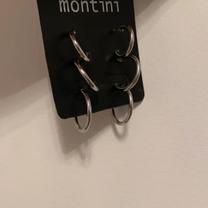 Silvriga öronhängen ringar  - Säljer dessa fina öronhängs-ringar i trepack. Örhängena kommer i tre olika storlekar. Aldrig använda och i mycket bra skick🥰
