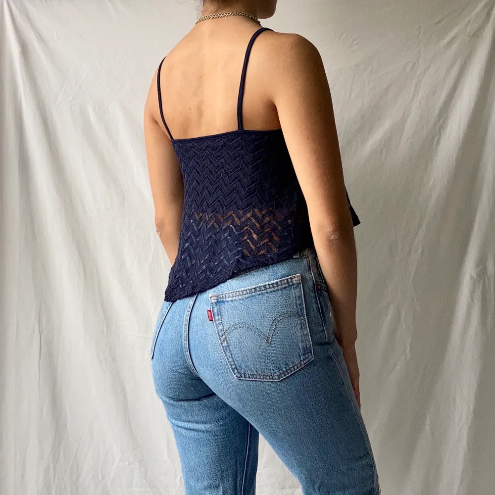 🌊TRIANGLE SHAPED NAVY LACE PATTERNED SPAGHETTI STRAP CAMI TOP  • SIZE - EU 34/ XS • BRAND - Hollister • MATERIAL - Lace  MY MEASUREMENTS • Height 161cm / 5'3