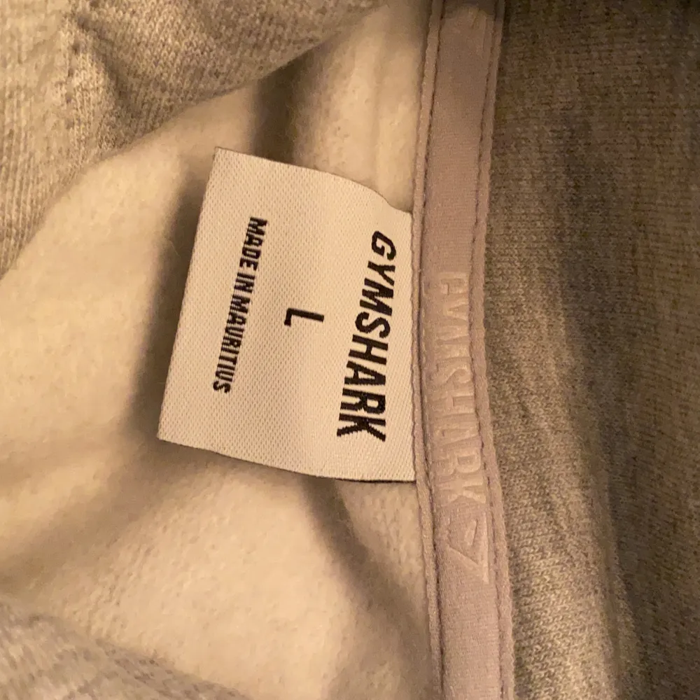 En supersnygg grå gymshark hoodie! Helt ny aldrig använd (förutom till bilden här). Storlek L men passar M oxå! Säljes för att den ej kommer till användning! 400kr + 72kr frakt✨. Hoodies.