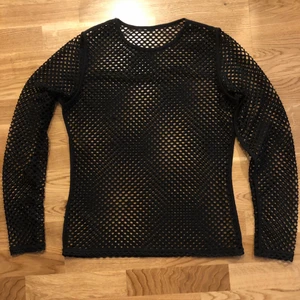 Fishnet/ mesh långarmad tröja - Långarmad fishnet tröja. Använd fåtal gånger. Bra skick. Passar mig som är M och den sitter tajt. Mindre storlekar får en mindre tajt passform. 
