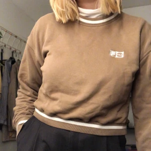 Brun Fila Sweatshirt - Mysig sweatshirt från Fila! Färgen är lite ”mushroom”-brun🦥🦥 köpt på secondhand. Köparen står för frakt:)