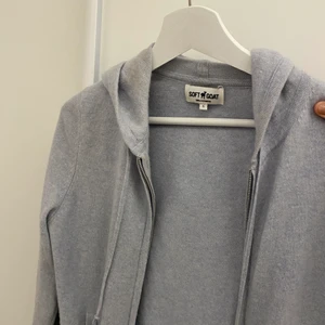 Soft Goat hoodie - Jätte fin hoodie från soft Goat i 100% Kashmir! Använd ca 5 gånger och aldrig tvättad, dock en liten fläck på armen och snöret men syns inte när man har den på sig! kostar 2095kr på nypris. Buda privat eller i kommentarerna men minst 20 kr över ledande bud tack😊