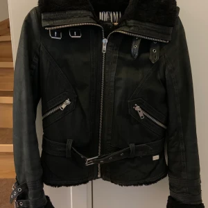 Jofama by Kenza str 38 - Svart Skinnjacka med trddypälskrage och muddar i teddy. Bikerstil.