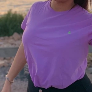 Lila POLO RL T-shirt - En T-shirt i mycket bra skick. Beställd från BOOZT 