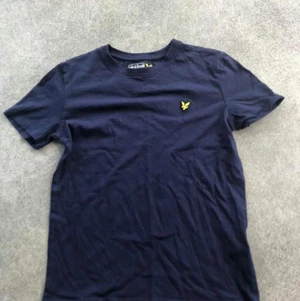 Lyle & Scott t-shirt  - Marin t-shirt fr Lyle & Scott. Storlek 8/9. Mycket fint skick! 150kr, ev porto tillkommer. 