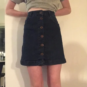 Jeans kjol med flera knappar - Den är typ ny, har inte andvänt den sen jag köpt den den 