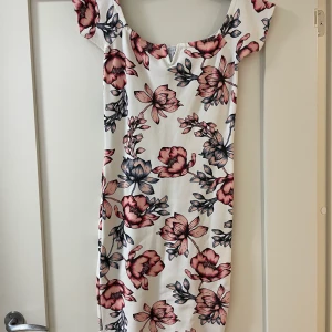 Klänning  - Använd endast en gång. 