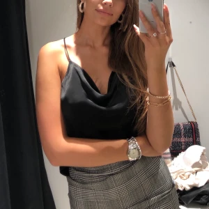 Fest topp - (Aldrig använd) - Snygg svart topp med öppen rygg. (Pris är exkl. frakt) 💖