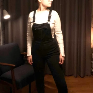 Hängselbyxor  - Säljer mina fina hängselbyxor! Stretchiga men sitter tajt och snyggt! Mycket fint skick! Kan stylas på så många olika sätt (både lite mer uppklätt, lite indie, och mer grunge). Knäpps med dragkedja där bak och har hängslen som går att knäppa av och justera. Köpt på hm för 299kr. Säljs för att de blivit för stora i midjan för mig. Skriv gärna vid frågor, eller om ni önskar fler bilder. Tvättas såklart innan de skickas!