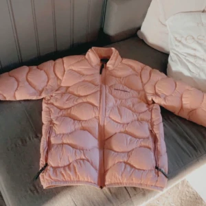 PeakPerformance Jacka - Är en super fin PeakPerformance jacka som knappt är använd nästan som ny Förutom några tvättar. Storlek 160 och färg rosa🎀 säljs för att när vi köpte den så var det inte så genomtänkt och insåg att det inte var något för mig okej😌! Frakt ingår tyvärr inte!🧸
