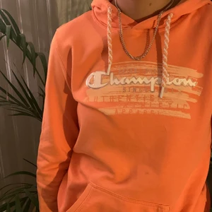 Champion hoodie storlek S - SÅLD!!! Orange Champion Hoodie🤩 en liten prick ovanför fickan och därav det låga priset! (Inte alls oversized)
