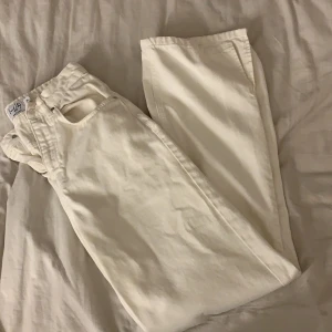 Raka Jeans med slits - Ett par supersnygga krämvita jeans med slits från någon kollektion på Na-kd. Kan inte hitta dom på hemsidan för passform och dom är för små för mig tyvärr. Är 164 och dom går precis till fötterna. Hade önskat att som var längre och låg över skon. Frakt 63kr❤️