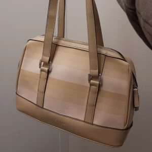 Väska  - Jättesöt beige vintage väska, köpt på second hand. Perfekt storlek där man kan få plats med mycket men är ändå inte för stor. Den har 3 innerfickor, 2 mindre å 1 större med dragkeja. Jättefräch och helt oanvänd 💞