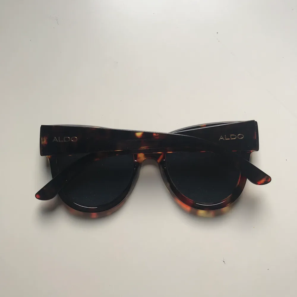 Brun-svarta solglasögon från Aldo. Använda fåtal gånger så i nyskick. Köpta på asos för ca 200kr. . Accessoarer.