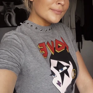 LOVE MOSHINO T-shirt  - Säljer min fina LOVE MOSHINO T-shirt. Mycket sparsamt använd. Passar mig som är S med tight passform. Bud från 200 kr. Köpt för ca 600 förra året 💖💖