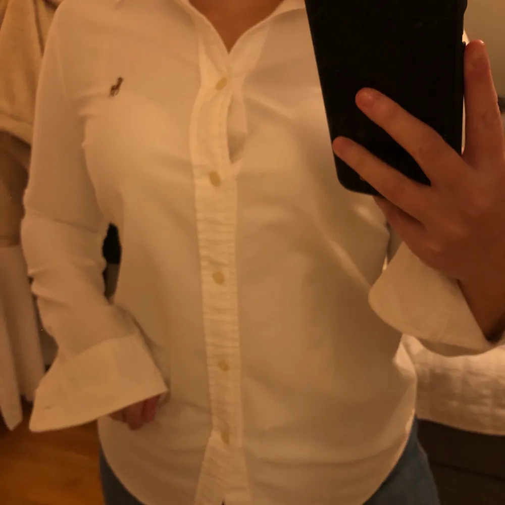 Superfin vit skjorta i vädligt bra skick. Aldrig använd och är som ny! 👛 (Kan mötas i Hbg men även frakta, isåfall står köparen för frakten) . Skjortor.