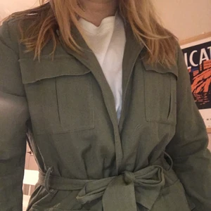 Mörkgrön jacka 🌳 - Säljer den här tunna jackan🥰 Supersnygg med stora fickor och bälte🍃 Ställ gärna frågor🖤