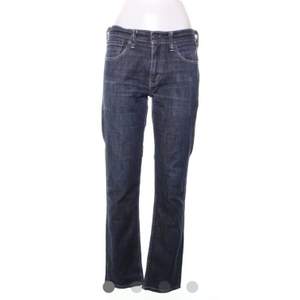 Mörkblå Levis jeans. Storlek W31,L32 men är små i storleken så passar 36 i storleken. Köparen står för frakten❤️❤️