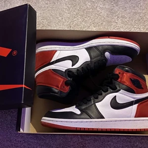 Air Jordan 1 - Hjälper en kompis sälja sina Jordan 1 retro high satin blacktoe som hon köpte på StockX för $490. Skorna är nästan i nytt skick och budgivning startar på 1900 kr. Skriv gärna privat för fler bilder eller frågor:) Frakt tillkommer högsta bud just nu:2600 inkl frakt