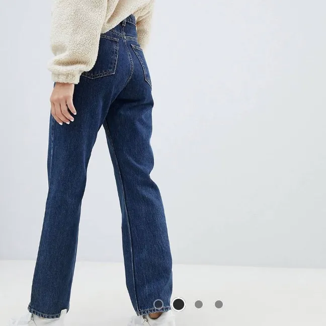 Säljer ett par mörkblå weekday jeans i modellen rowe. Dem är i bra skicka och har inga skador💕. Jeans & Byxor.